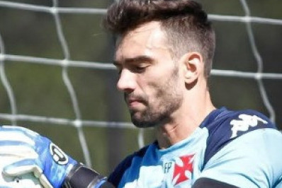 Vasco entende que renovação automática pode ajudar em conversas com Léo Jardim