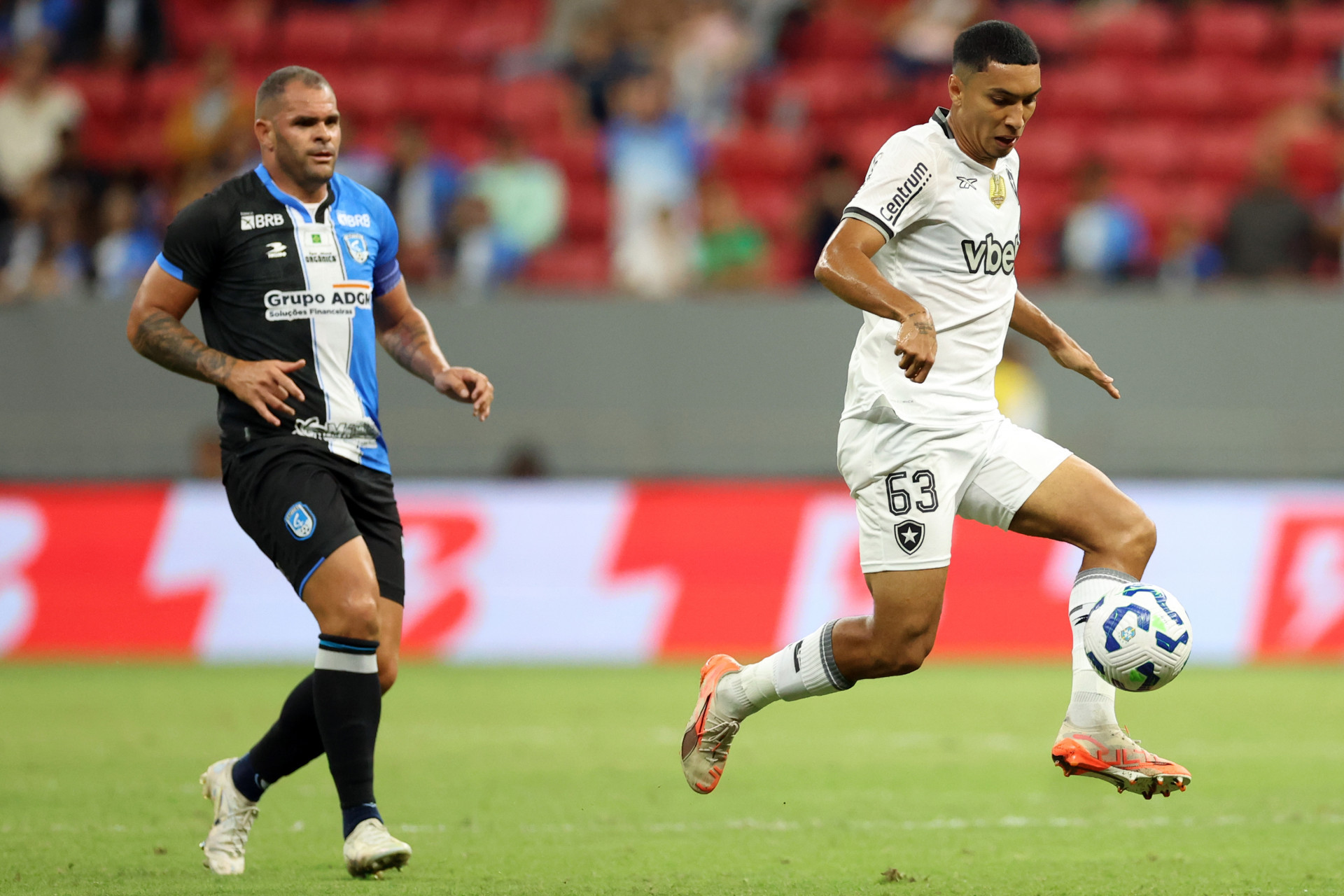 Serafim em ação pelo Botafogo no Mané Garrincha - Vítor Silva / Botafogo