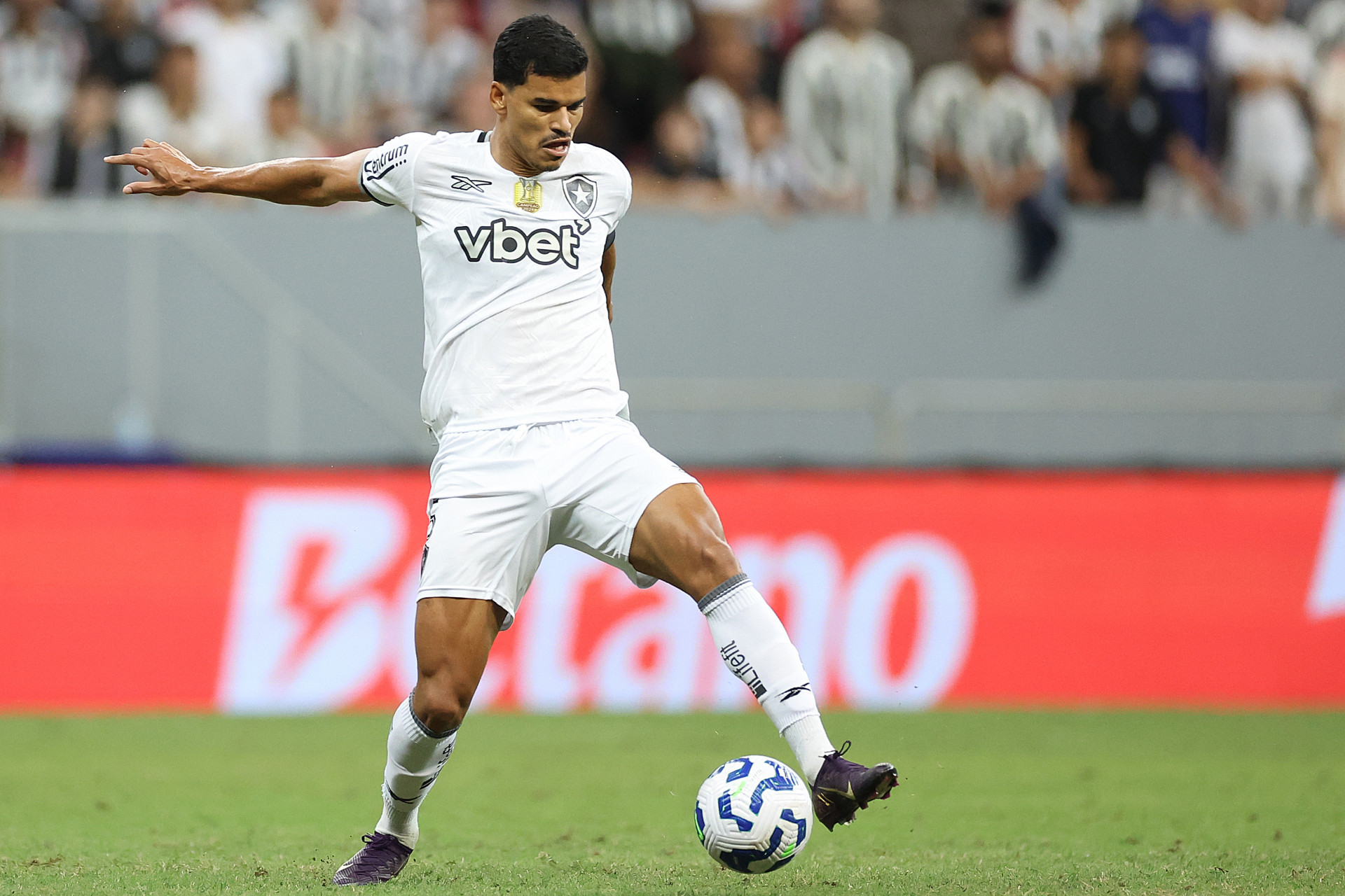 Danilo Barbosa em ação pelo Botafogo no Mané Garrincha - Vítor Silva / Botafogo