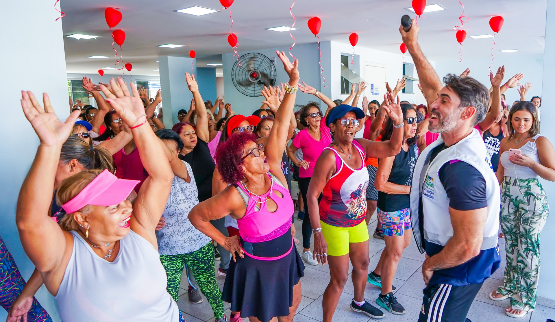 A aula de alongamento iniciou a programa&ccedil;&atilde;o com muita anima&ccedil;&atilde;o - Gilberto Rocha/ PMSJM