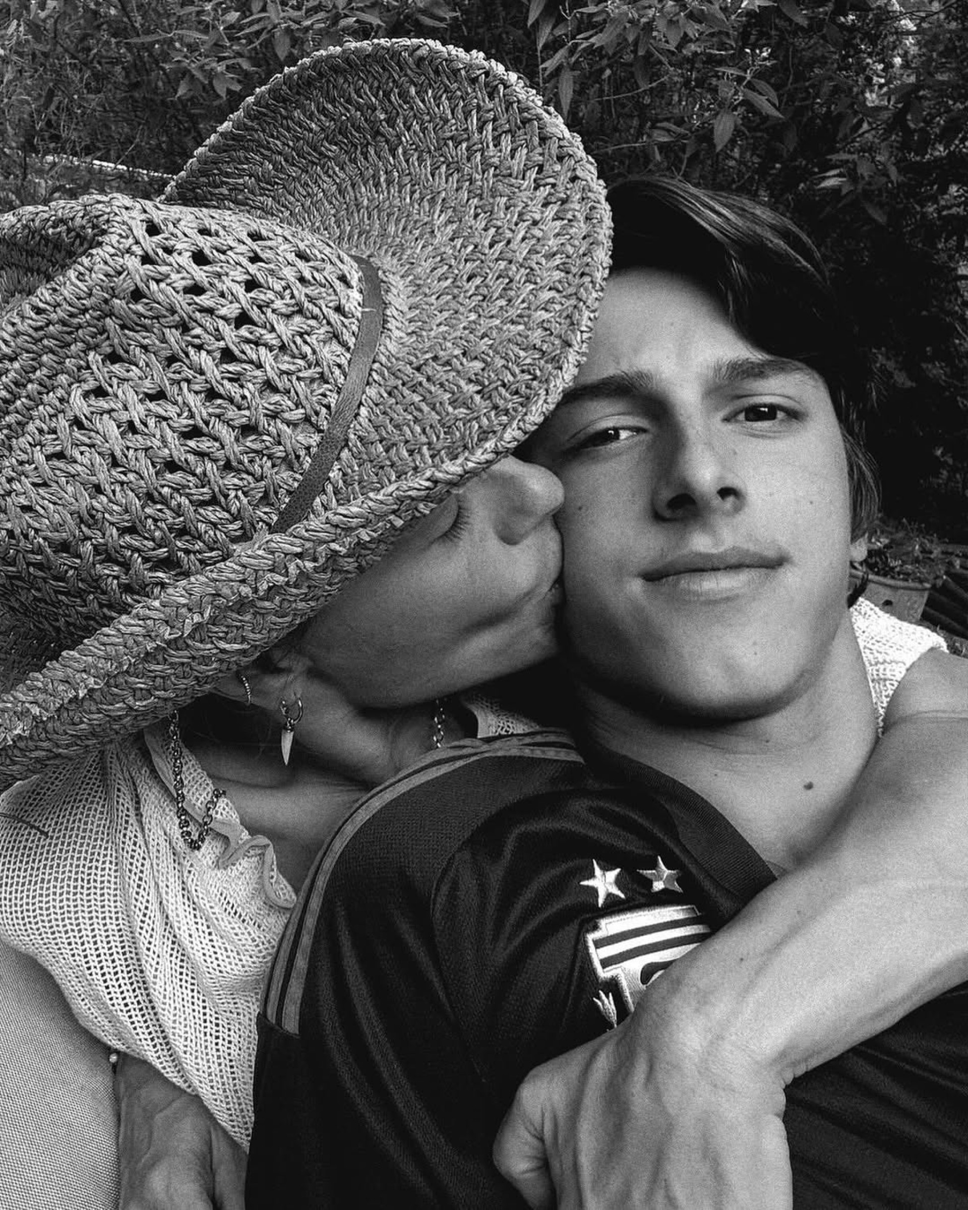 Carolina Dieckmann agarradinha com o filho caçula, José Worcman - Reprodução/Instagram