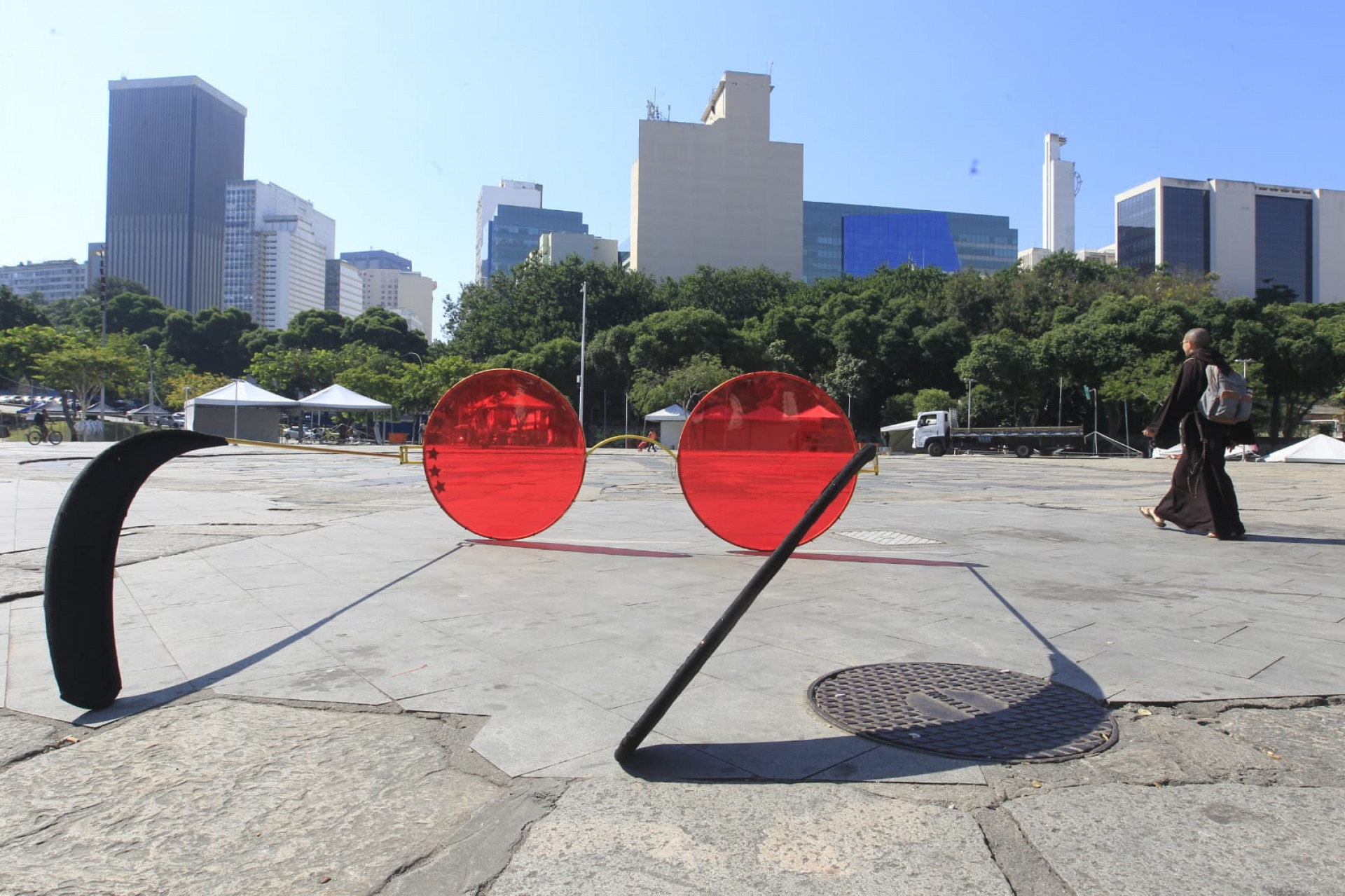 Marca de Rita Lee, óculos com lentes vermelhas são colocados em pontos turísticos do Rio para promover o filme dela - Reginaldo Pimenta / Agência O DIA