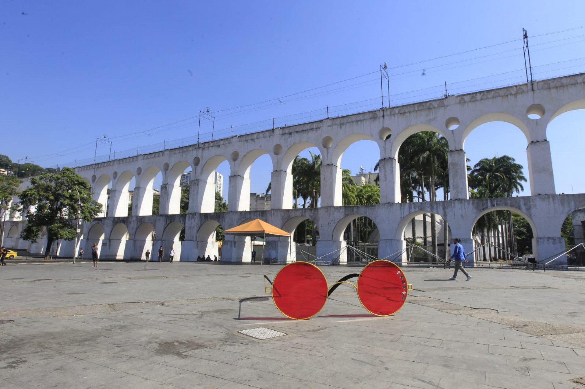 Marca de Rita Lee, óculos com lentes vermelhas são colocados em pontos turísticos do Rio para promover o filme dela - Reginaldo Pimenta / Agência O DIA