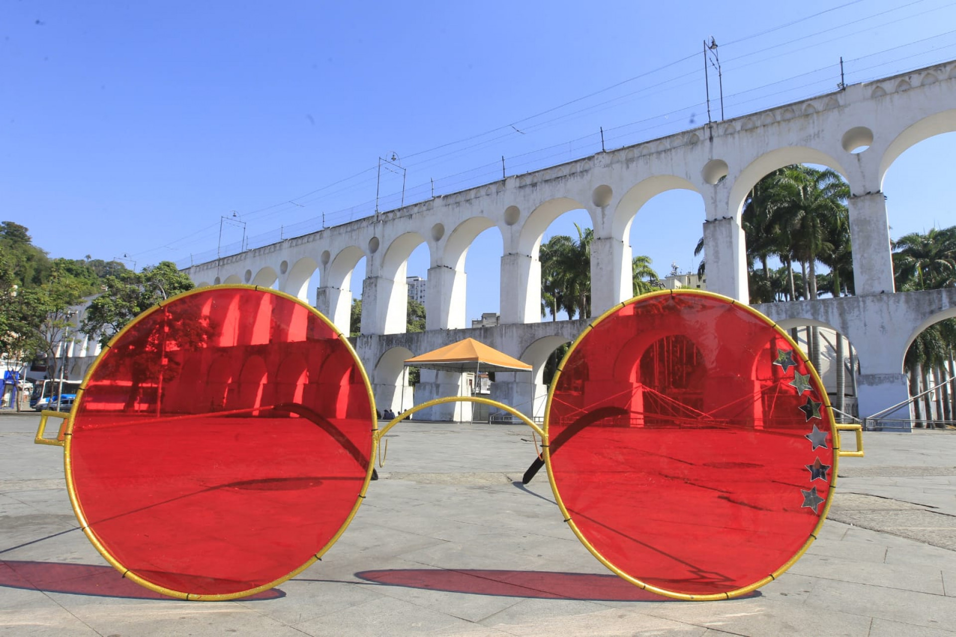 Marca de Rita Lee, óculos com lentes vermelhas são colocados em pontos turísticos do Rio para promover o filme dela - Reginaldo Pimenta / Agência O DIA