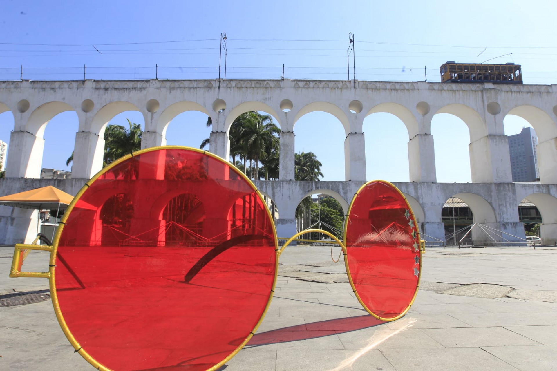 Marca de Rita Lee, óculos com lentes vermelhas são colocados em pontos turísticos do Rio para promover o filme dela - Reginaldo Pimenta / Agência O DIA