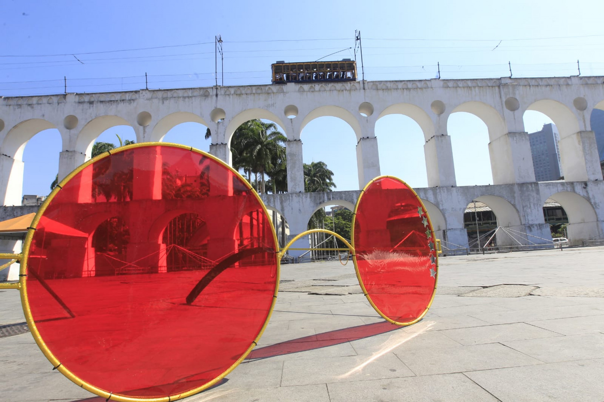 Marca de Rita Lee, óculos com lentes vermelhas são colocados em pontos turísticos do Rio para promover o filme dela - Reginaldo Pimenta / Agência O DIA