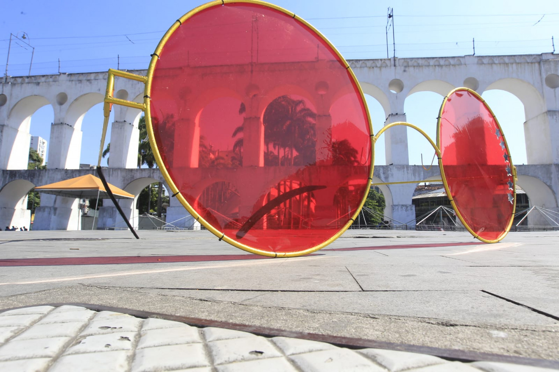 Marca de Rita Lee, óculos com lentes vermelhas são colocados em pontos turísticos do Rio para promover o filme dela - Reginaldo Pimenta / Agência O DIA