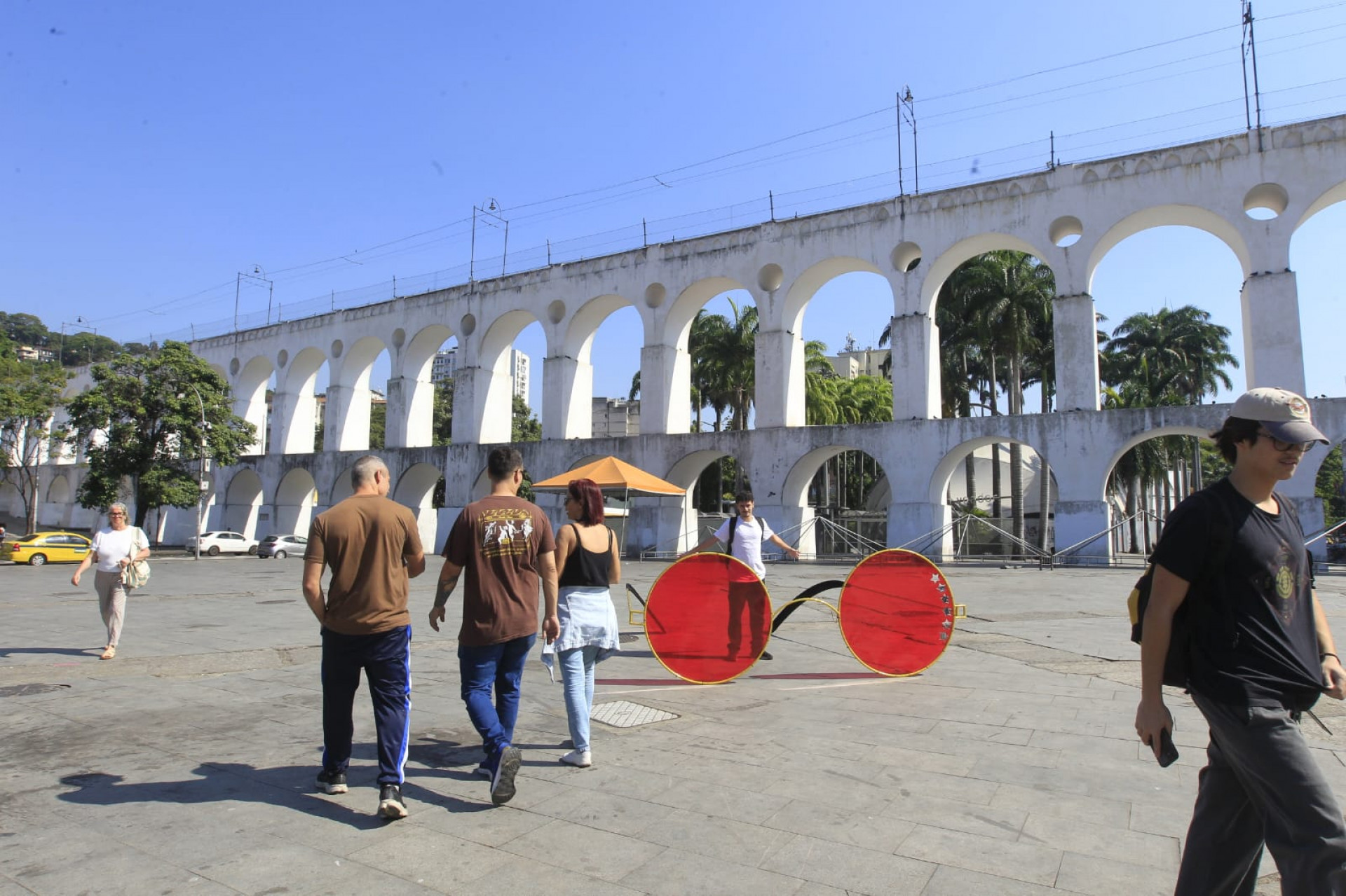 Marca de Rita Lee, óculos com lentes vermelhas são colocados em pontos turísticos do Rio para promover o filme dela - Reginaldo Pimenta / Agência O DIA