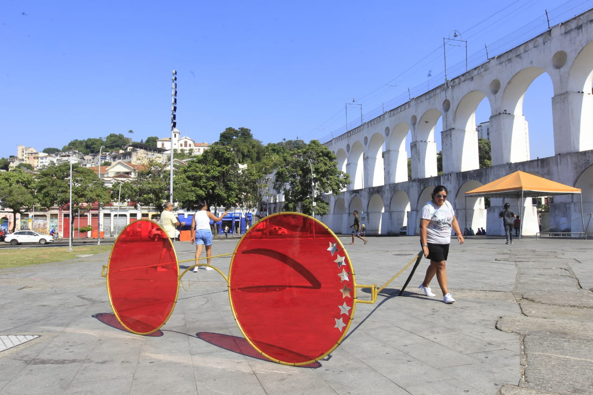 Marca de Rita Lee, óculos com lentes vermelhas são colocados em pontos turísticos do Rio para promover o filme dela - Reginaldo Pimenta / Agência O DIA