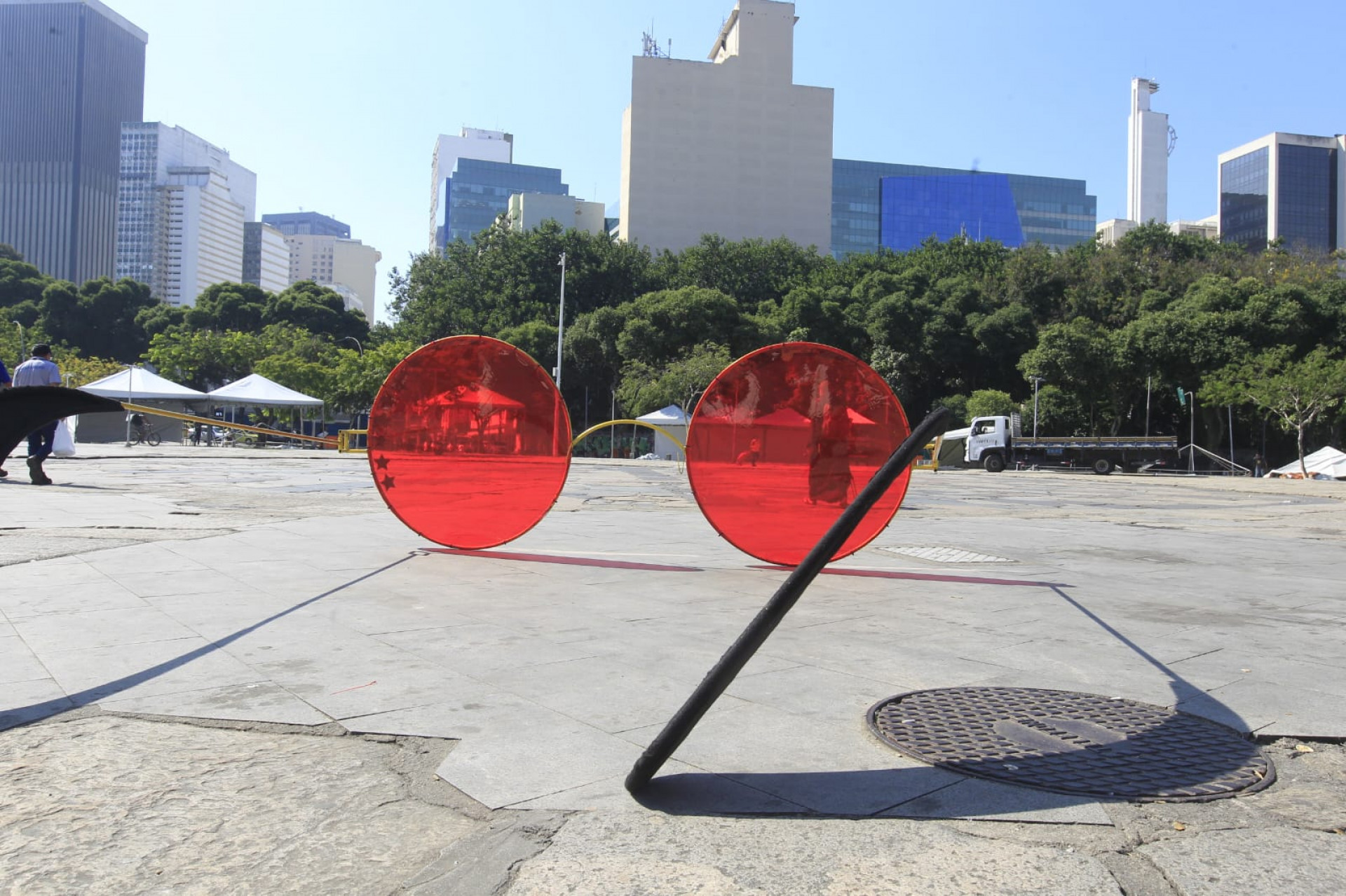 Marca de Rita Lee, óculos com lentes vermelhas são colocados em pontos turísticos do Rio para promover o filme dela - Reginaldo Pimenta / Agência O DIA