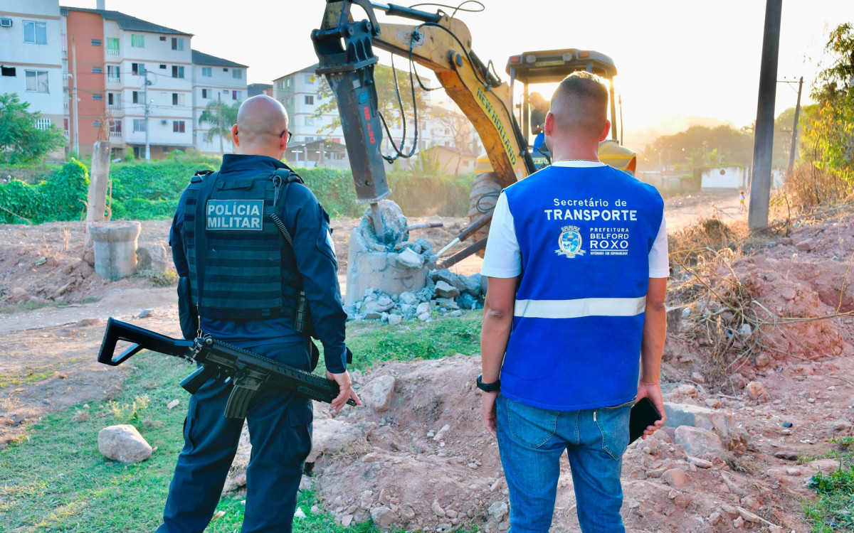 A Polícia Militar deu apoio à retirada de barricadas nos bairro Santa Teresa e Parque Novo Lar