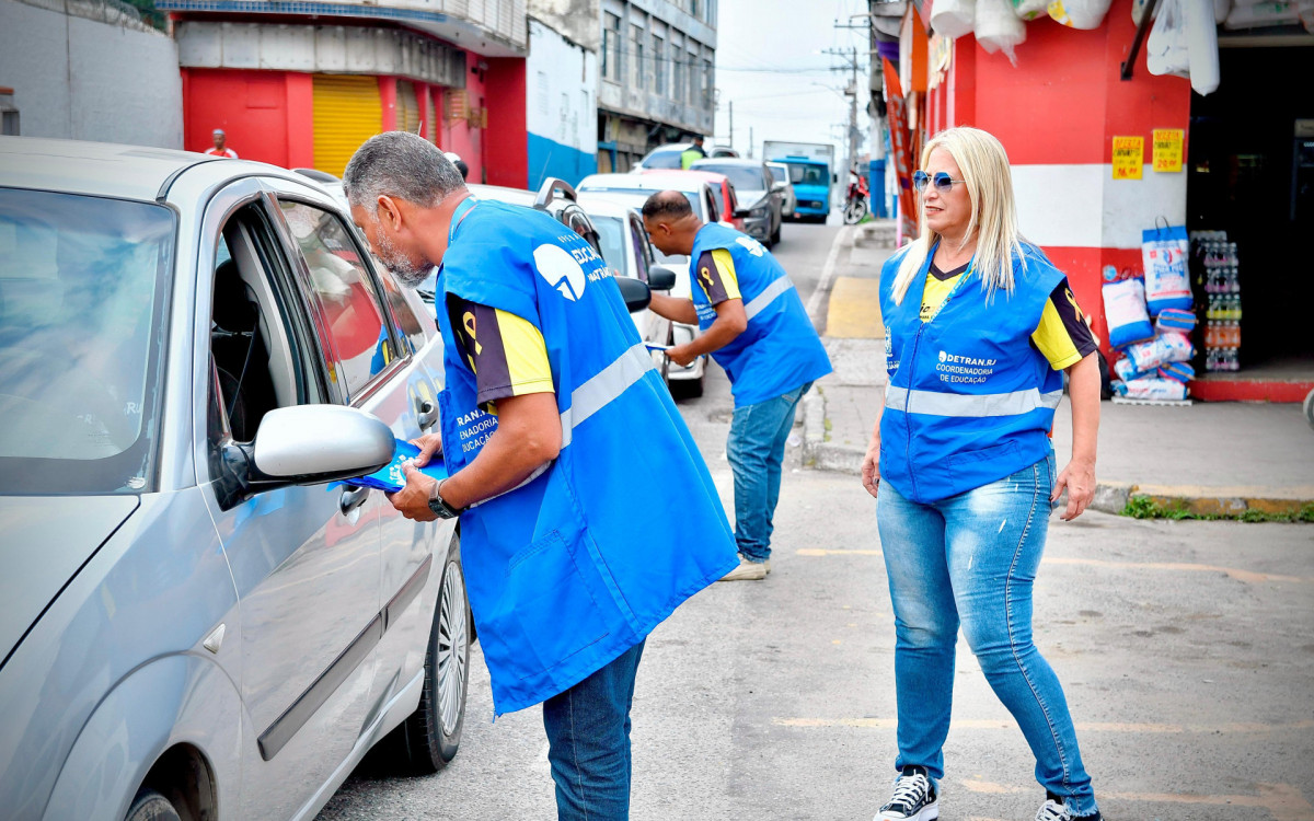 Agentes do Detran e da Prefeitura distribuíram panfletos explicativos aos motoristas