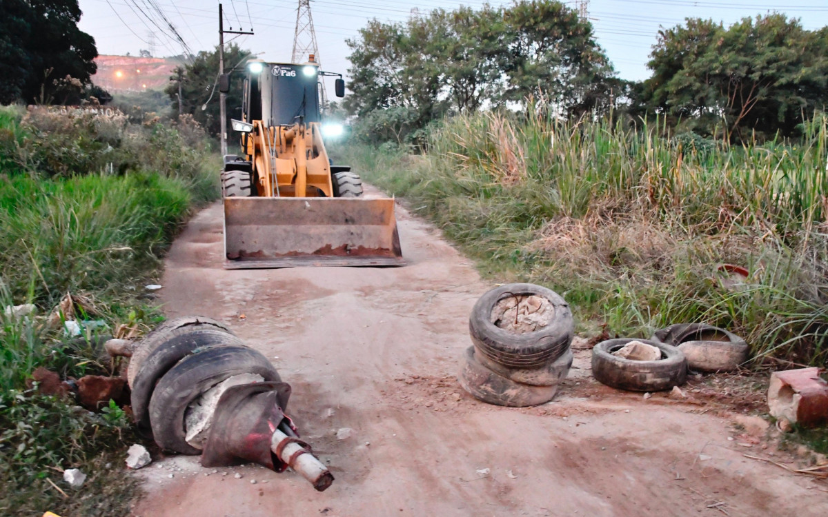 Algumas barricadas foram feitas de concreto dentro de pneus, o que dificultava o ir e vir da população