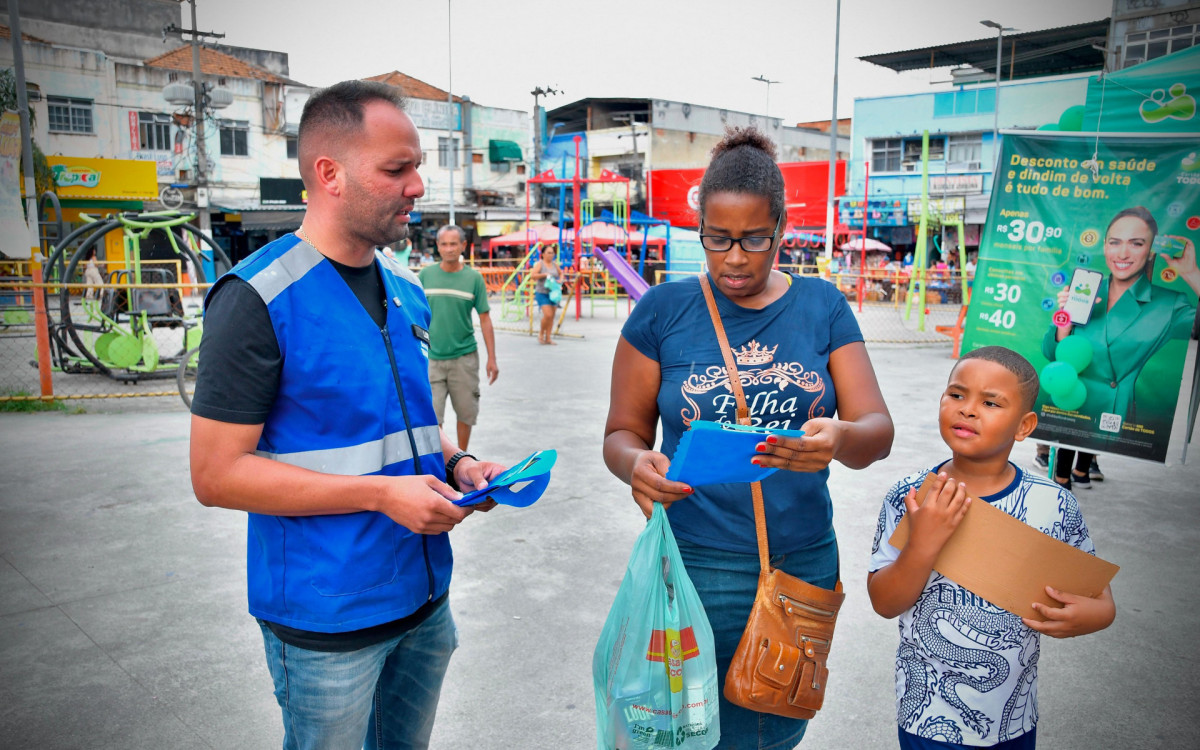 Os pedestres que passaram pela Praça Eliaquim Batista receberam panfletos explicativos sobre a campanha