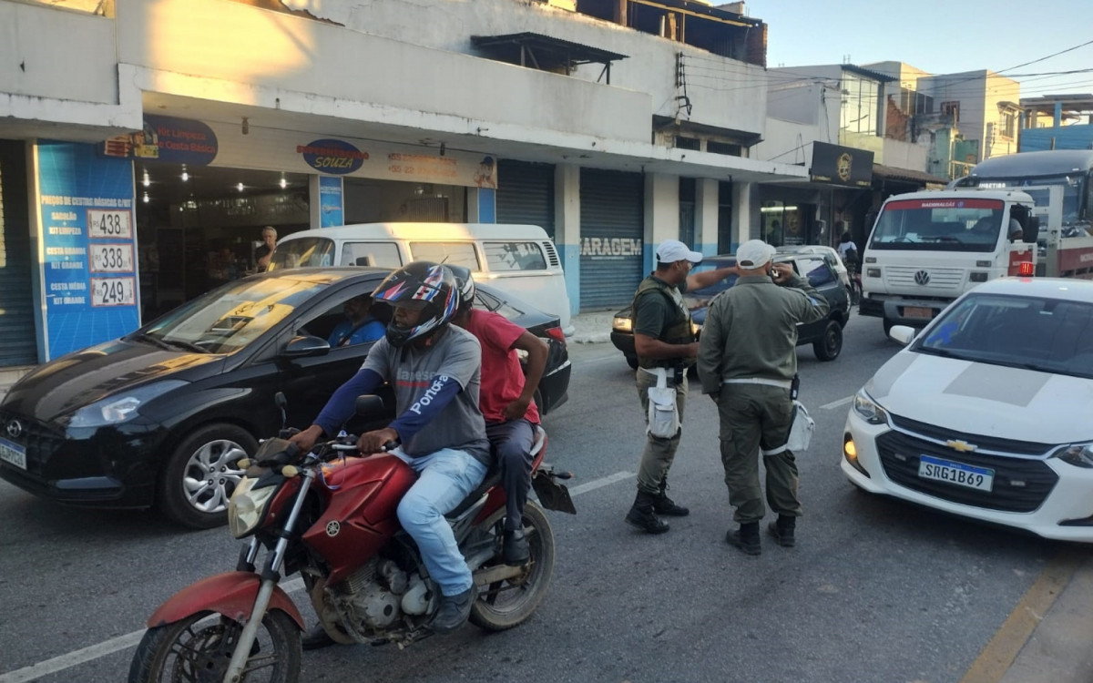 Fiscalização noturna intercepta motociclistas em aglomerações e bloqueios nas vias urbanas de Macaé