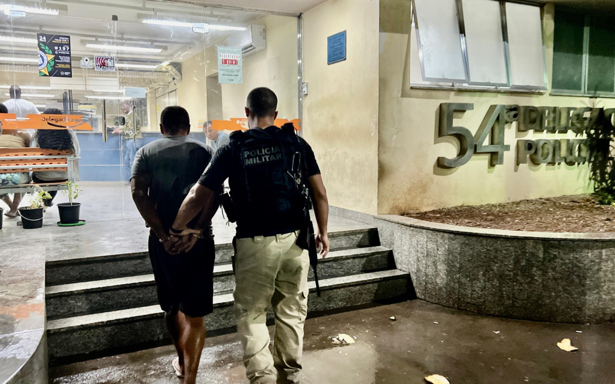 Traficante chegando preso na 54ª DP pelos policiais militares do Serviço Reservado do 39º BPM