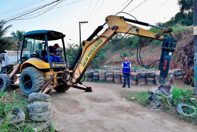 Prefeitura de Belford Roxo e PM removem barricadas nos bairros Santa Teresa e Parque Novo Lar