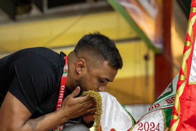 Mestre de bateria da Grande Rio anuncia afastamento do Instagram após ataques: 'Até ameaças' 