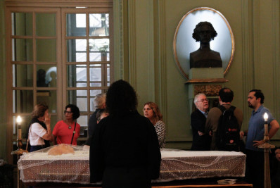 Familiares, amigos e intelectuais se despedem do professor Evanildo Bechara em velório na ABL