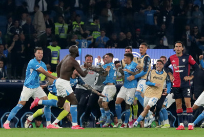 Com golaços, Napoli vence o Cagliari e ergue quarto título do Italiano