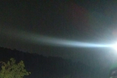 Deslizamento de terra atinge carro na Rio-Santos, após chuva forte que caiu na cidade