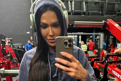 Gracyanne Barbosa fica sem água e toma banho em local inusitado