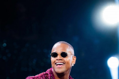 Sósia de Léo Santana invade palco da Festa do Tomate e é bem recebido pelo cantor