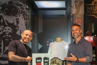  José Aldo recebe homenagem em museu do Flamengo