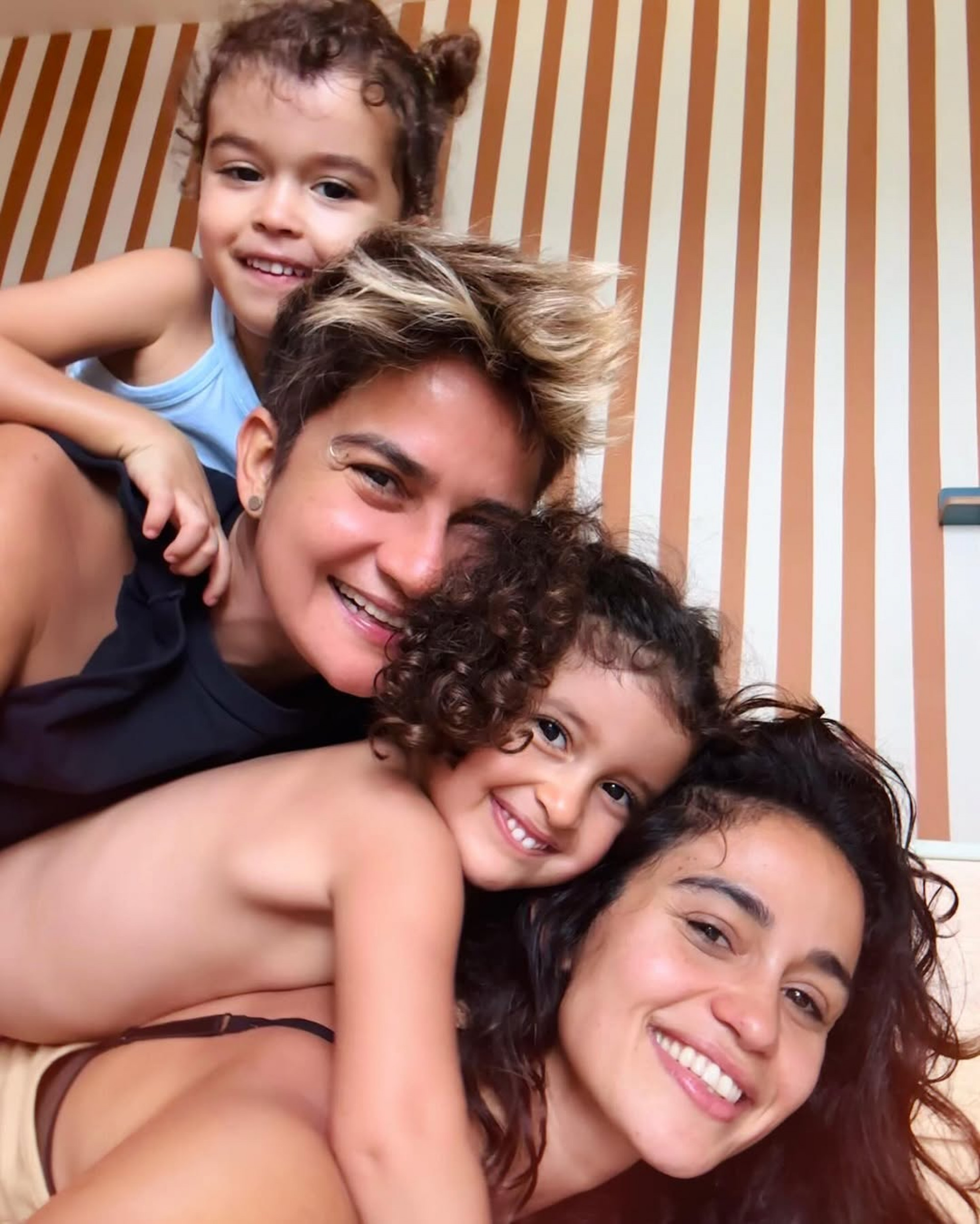 Lan Lanh, Nanda Costa e as filhas Kim e Tiê