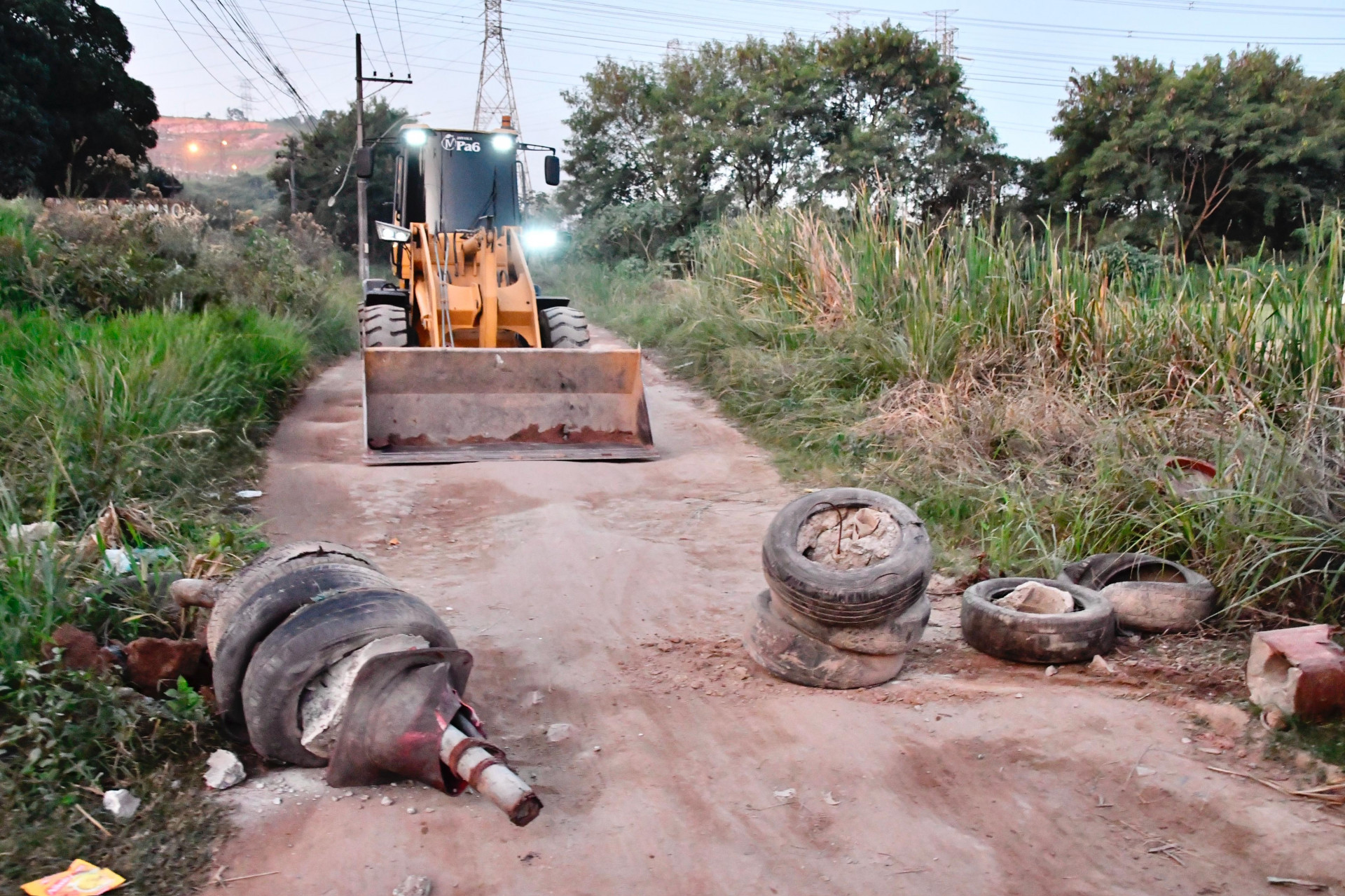 Algumas barricadas foram feitas de concreto dentro de pneus, o que dificultava o ir e vir da popula&ccedil;&atilde;o - Jeovani Campos / PMBR