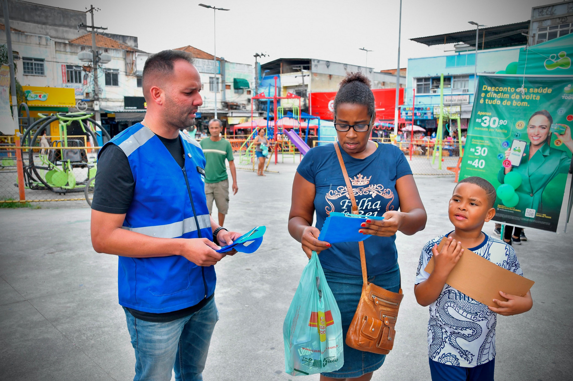Os pedestres que passaram pela Pra&ccedil;a Eliaquim Batista receberam panfletos explicativos sobre a campanha - Jeovani Campos / PMBR