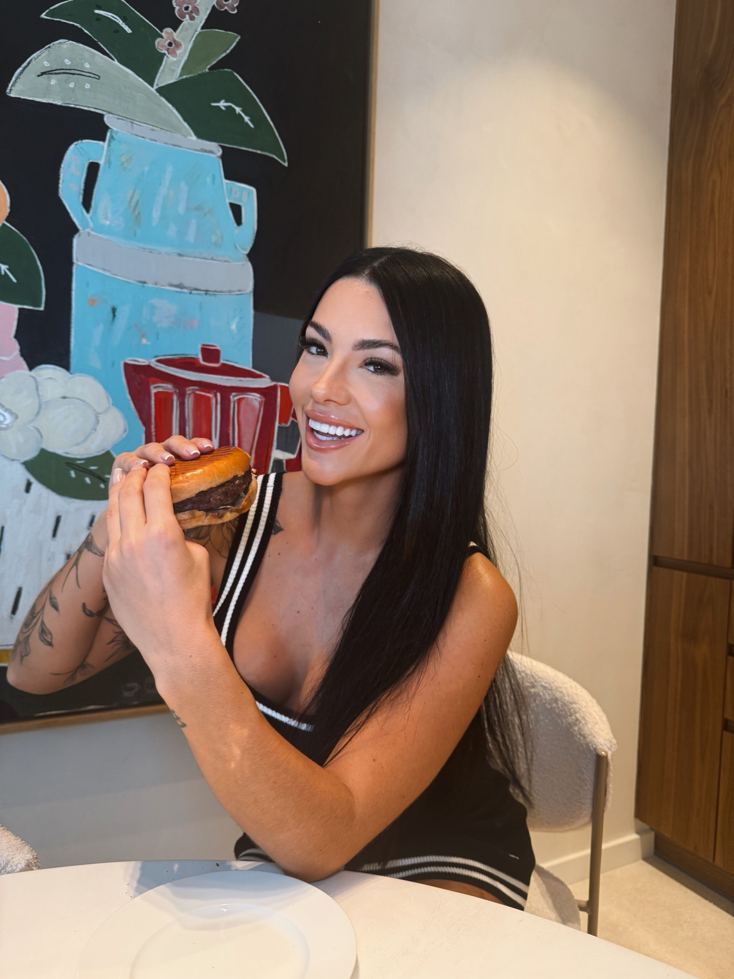  Rayane Figliuzzi, namorada de Belo, gosta de comer hambúrguer - Jovi Creation / Divulgação