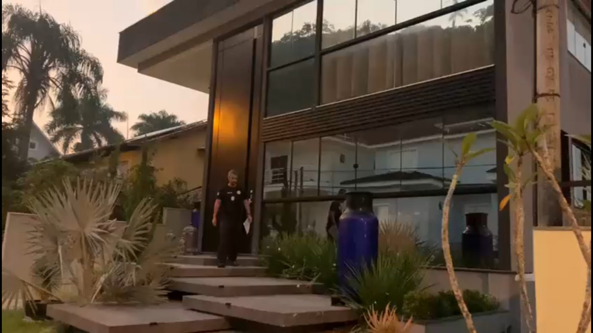 Durante a manh&atilde;, agentes da 78&ordf; DP (Fonseca) buscaram Armando Marins em sua casa - Reprodu&ccedil;&atilde;o