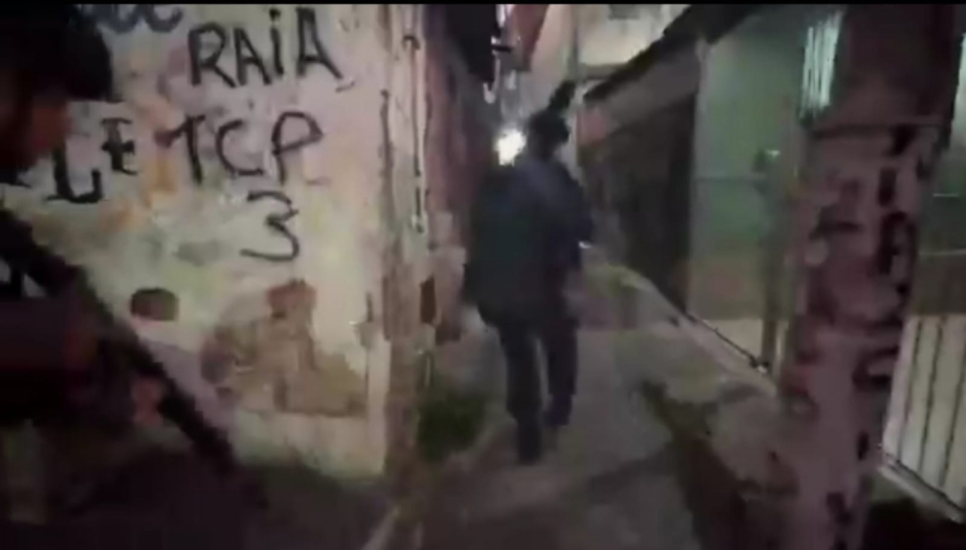 Equipes da PM dentro do Morro do Fubá para conter confronto entre traficantes  - Divulgação / PMERJ