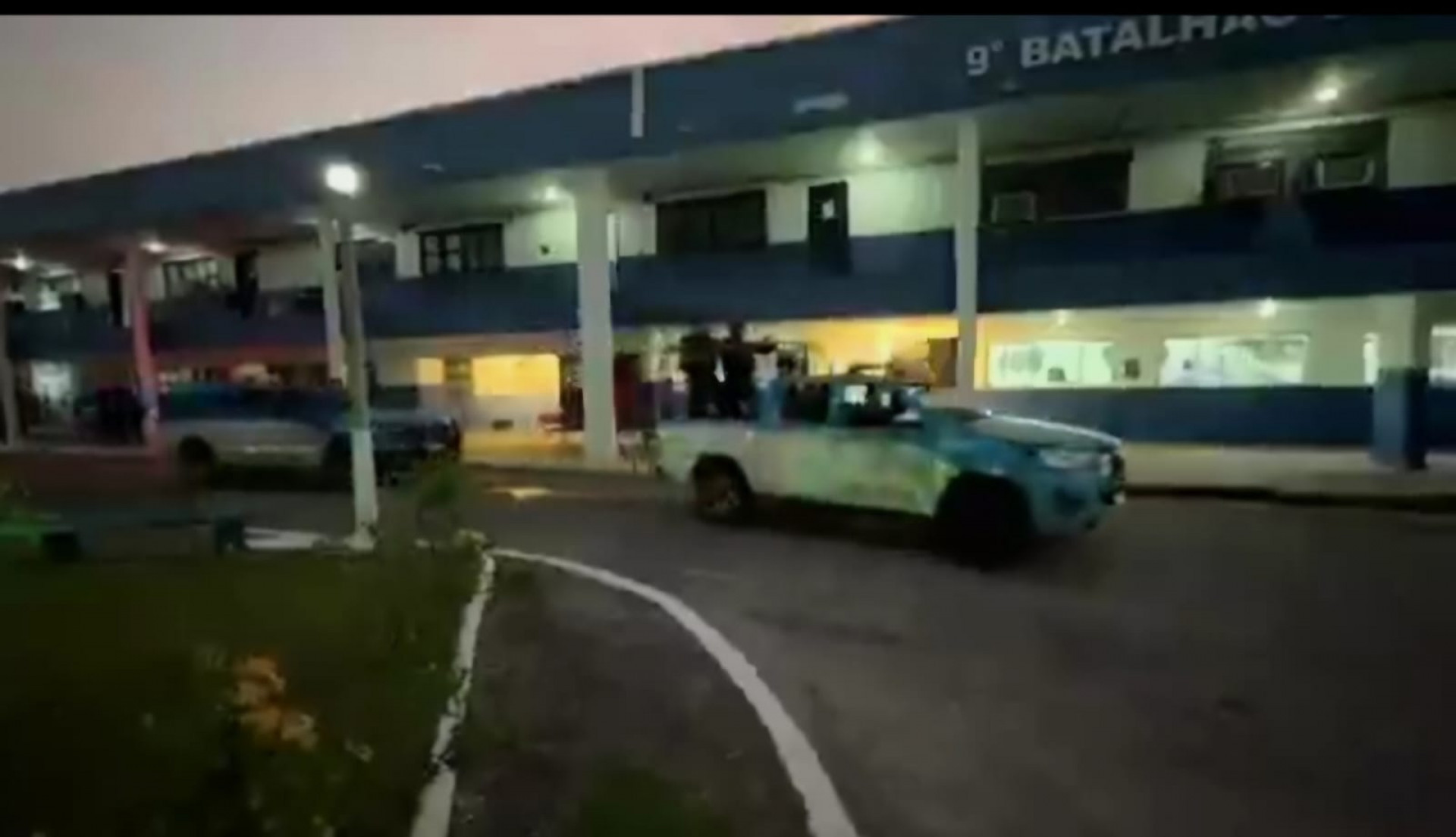 Viaturas da PM saindo para ação no Morro do Fubá - Divulgação / PMERJ