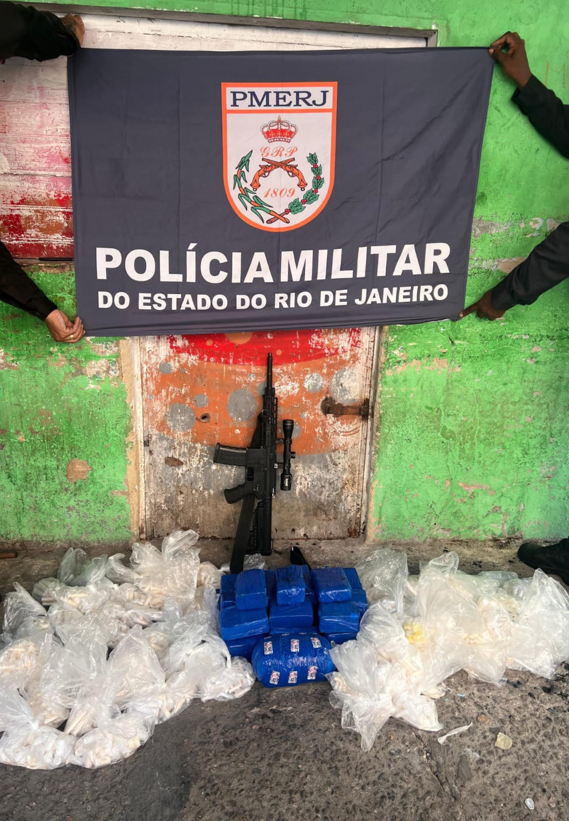 Fuzil e uma quantidade grande de drogas apreendidas no Morro do Fubá - Divulgação / PMERJ