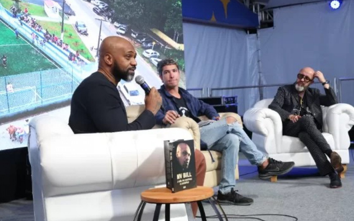 Fabrício Carpinejar e MV Bill na Feira Literária