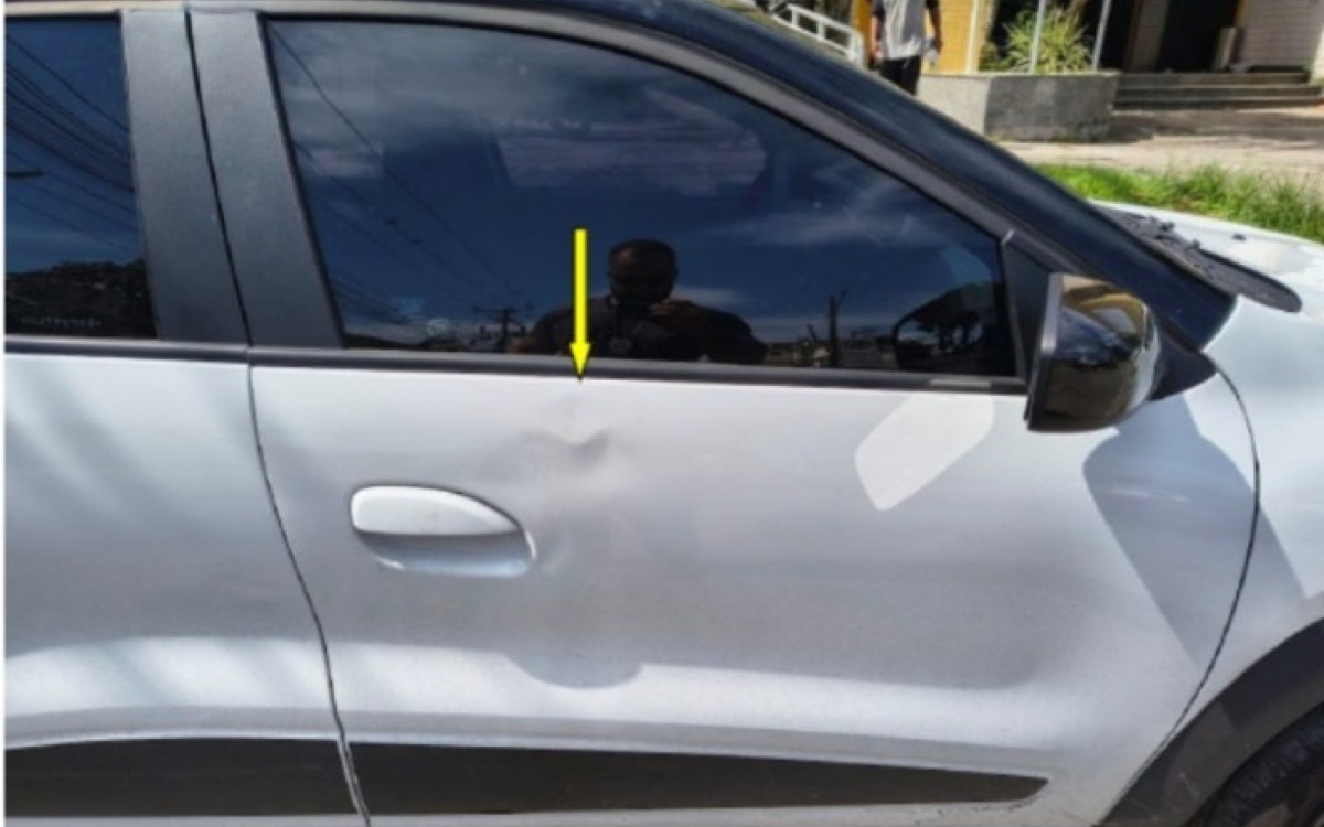 Carro das vítimas danificado após chute do falso guardador de veículos