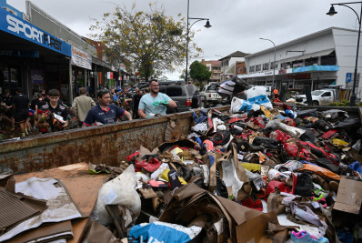 Dezenas de milhares de pessoas seguem isoladas por inundações na Austrália