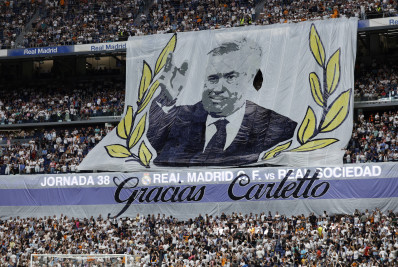 Ancelotti recebe homenagem da torcida com bandeirão em despedida do Real Madrid