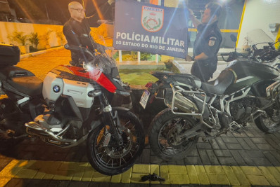Dois homens são presos suspeitos de roubar moto em Caxias