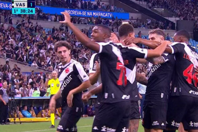 Rayan faz a letra 'C' com a mão para provocar torcedores do Fluminense