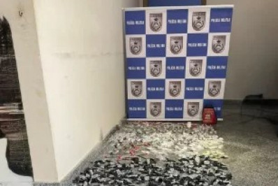 PM apreende farta quantidade de drogas em área de mata de Iguaba Grande