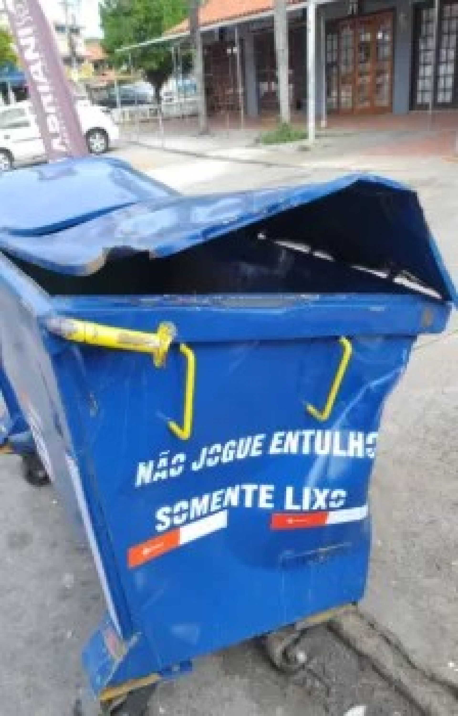 Cont&ecirc;iner para lixo domiciliar &eacute; danificado - Ascom 