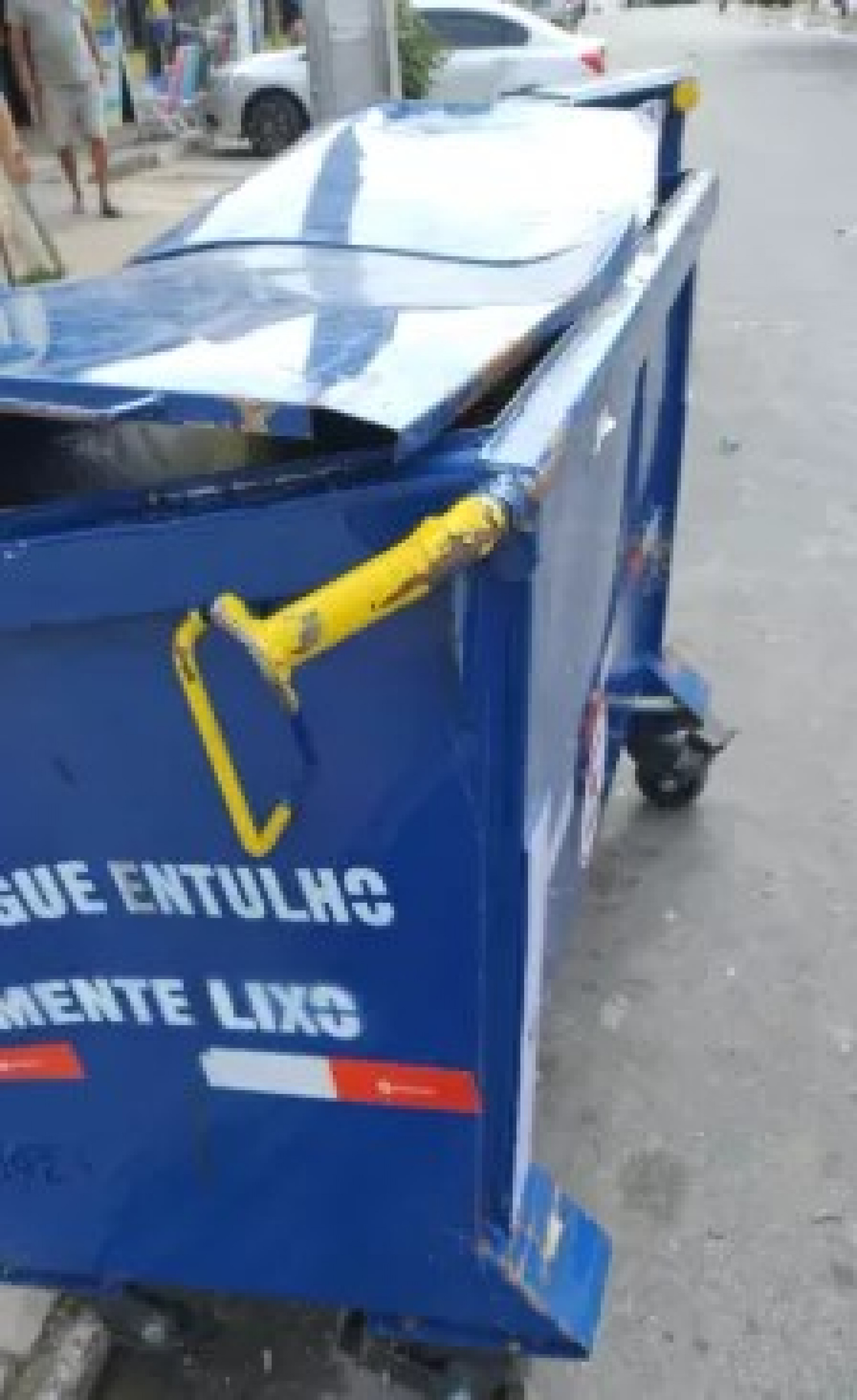 Cont&ecirc;iner para lixo domiciliar &eacute; danificado - Ascom 