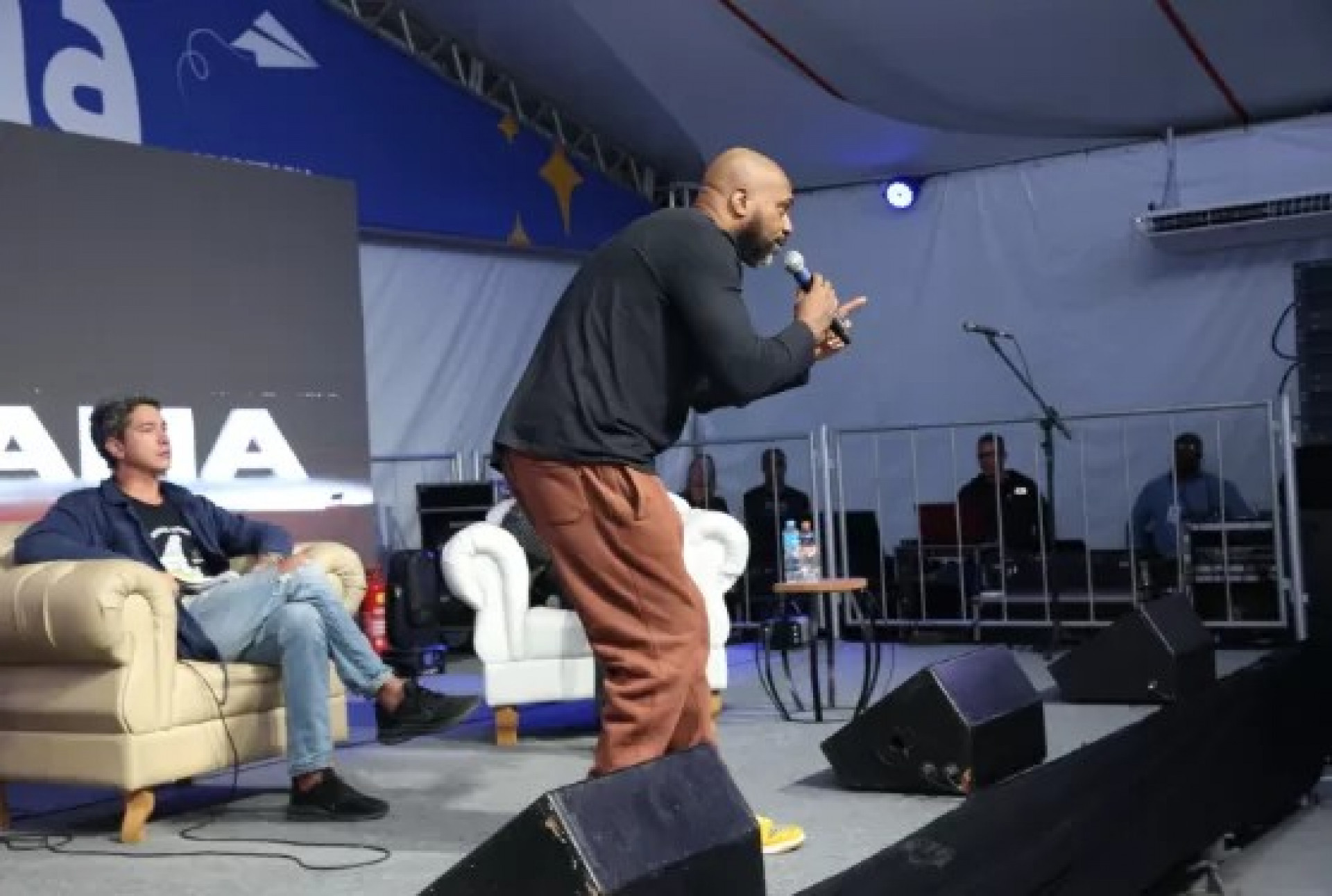 Fabr&iacute;cio Carpinejar e MV Bill na Feira Liter&aacute;ria - Ascom