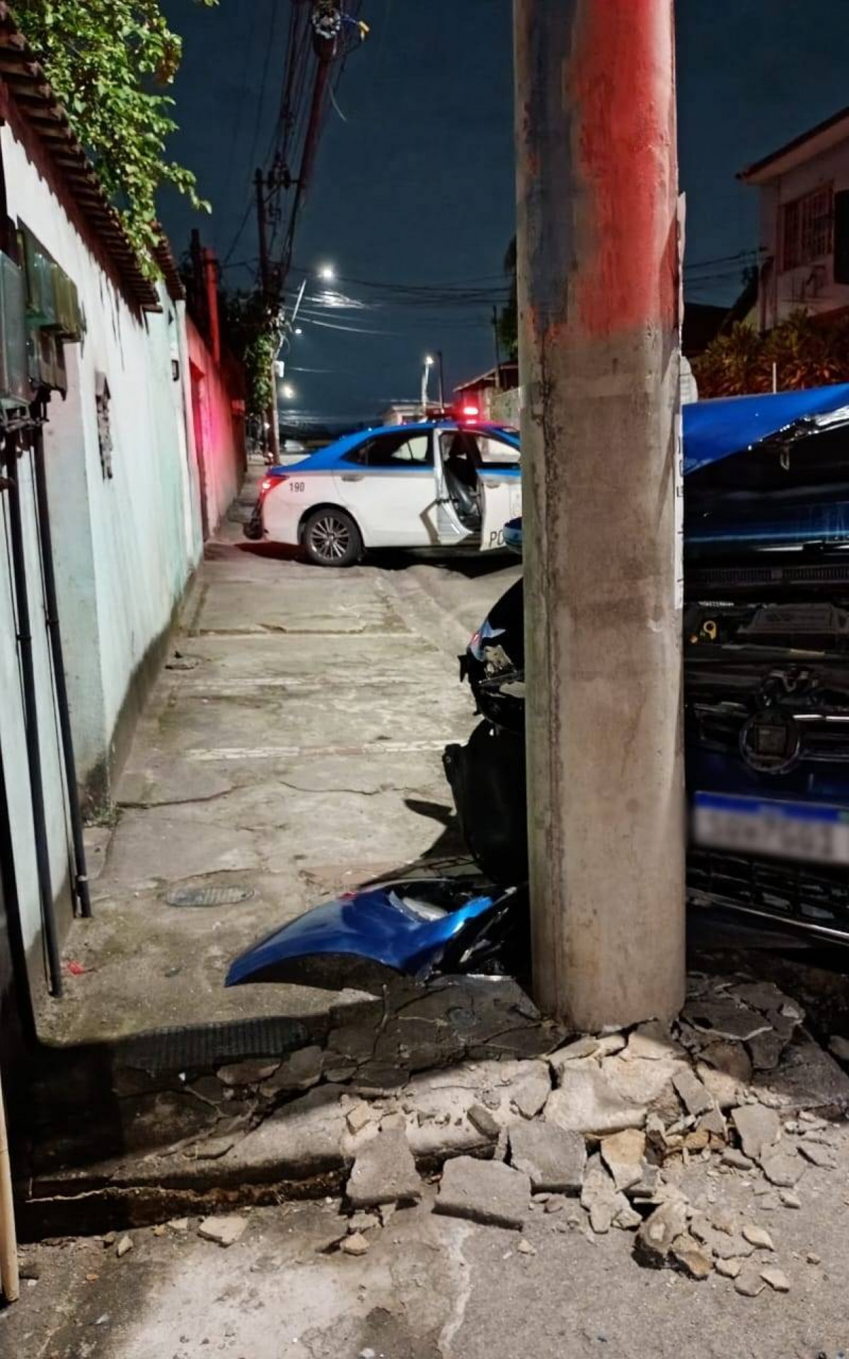 O carro do tenente colidiu em um poste em Nova Iguaçu - Redes Sociais