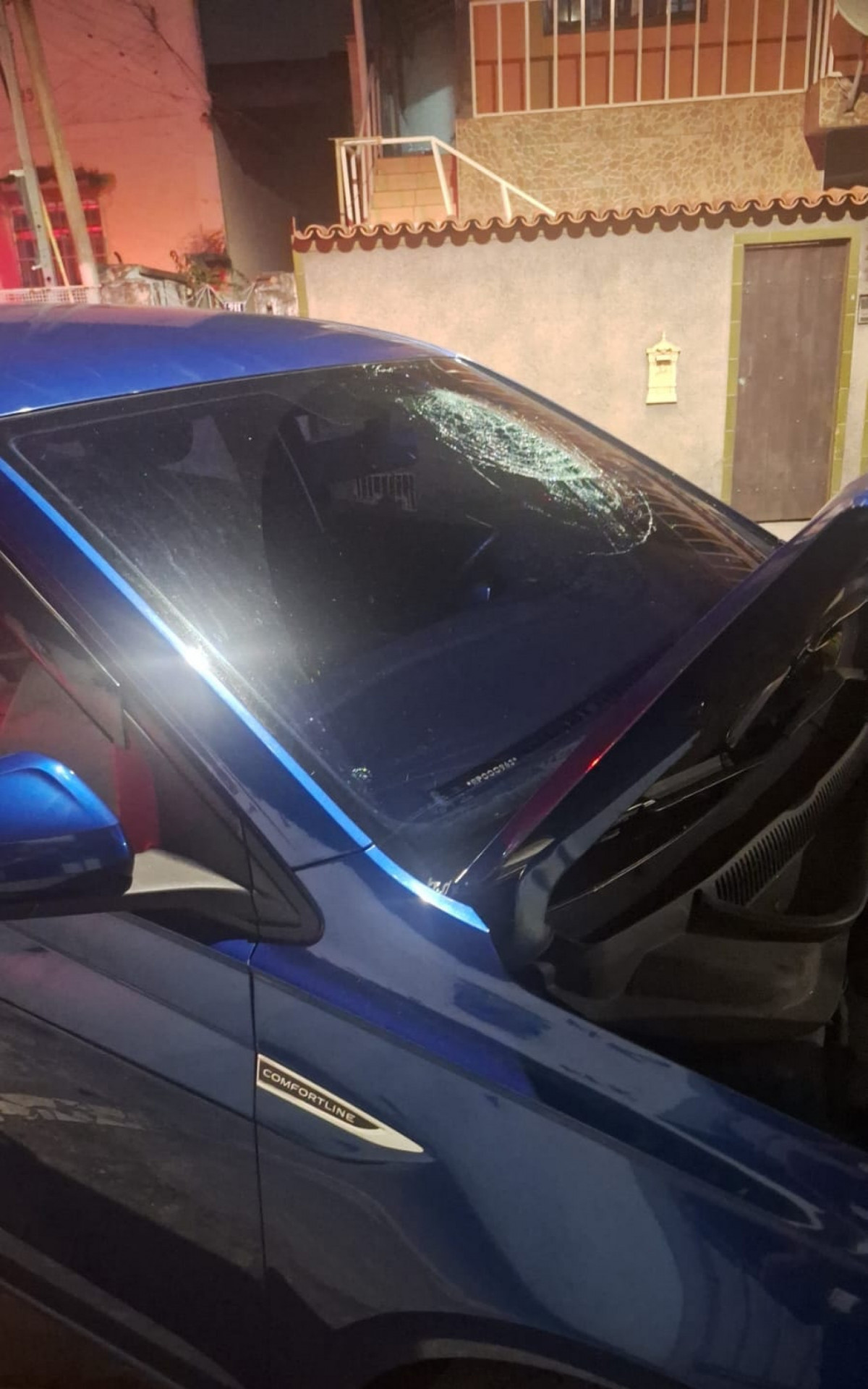 O carro do tenente colidiu em um poste em Nova Iguaçu - Redes Sociais