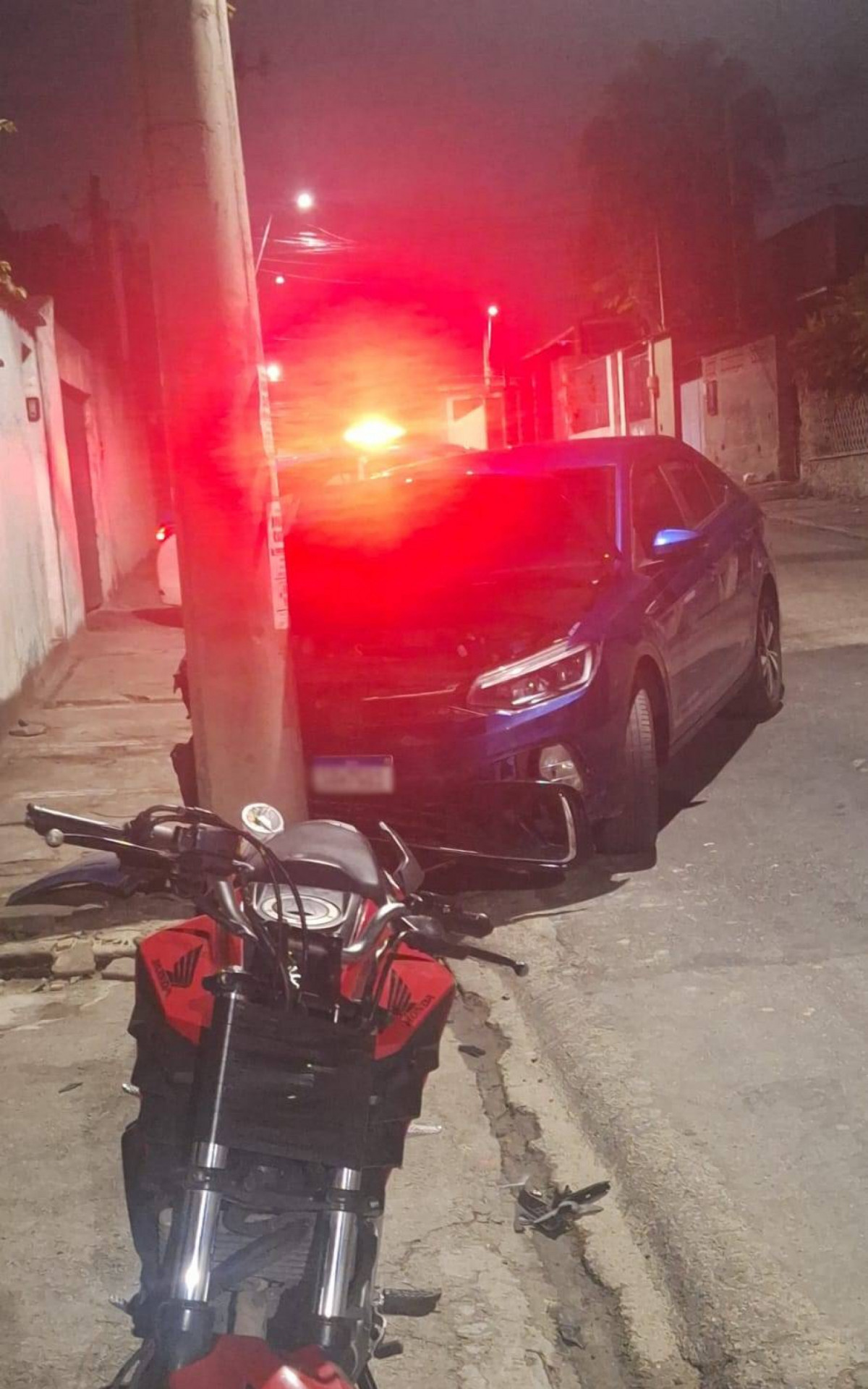 O carro do tenente colidiu em um poste em Nova Iguaçu - Redes Sociais