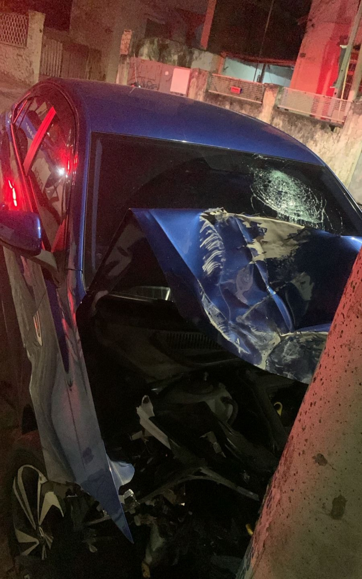 O carro do tenente colidiu em um poste em Nova Iguaçu - Redes Sociais